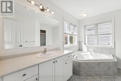 39 Kingston Road, Hamilton, ON - Indoor Photo Showing Bathroom