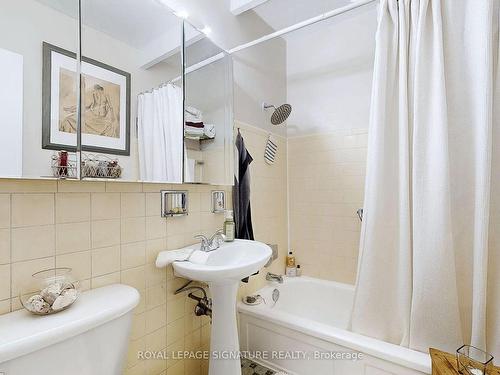 205-219 Wilson Ave, Toronto, ON - Indoor Photo Showing Bathroom