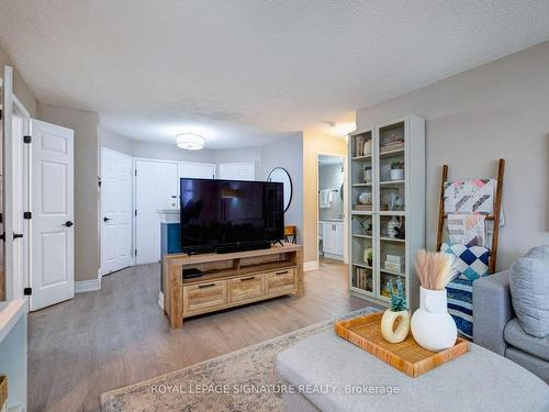 808A-280 Simcoe St, Toronto, ON - Indoor Photo Showing Living Room