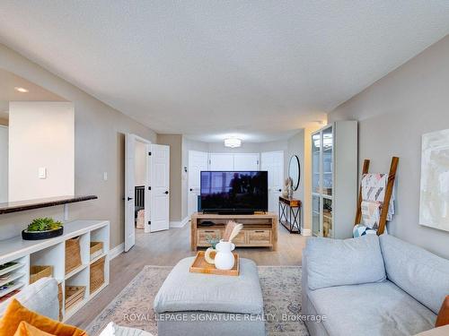 808A-280 Simcoe St, Toronto, ON - Indoor Photo Showing Living Room