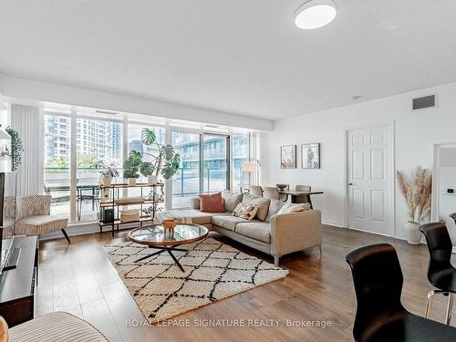 210-5500 Yonge St, Toronto, ON - Indoor Photo Showing Living Room