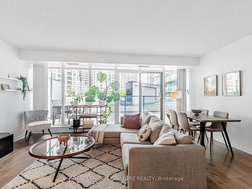 210-5500 Yonge St, Toronto, ON - Indoor Photo Showing Living Room