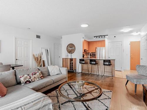 210-5500 Yonge St, Toronto, ON - Indoor Photo Showing Living Room