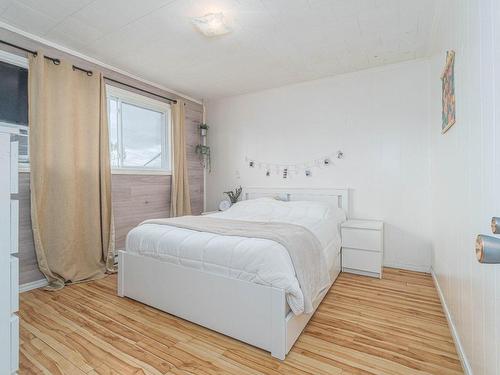 Master bedroom - 447  - 451 Rue Hébert, Mont-Laurier, QC - Indoor Photo Showing Bedroom