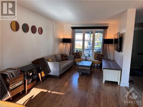 7 Exeter Drive, Ottawa, ON - Indoor Photo Showing Living Room