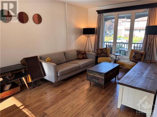 7 Exeter Drive, Ottawa, ON - Indoor Photo Showing Living Room