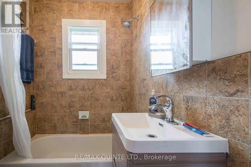 110 Moira Street W, Belleville, ON - Indoor Photo Showing Bathroom