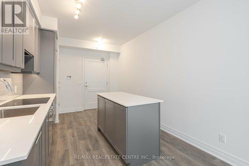 1210 - 30 Elm Drive, Mississauga, ON - Indoor Photo Showing Kitchen