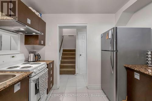 20 Rawling Crescent, Brampton, ON - Indoor Photo Showing Kitchen