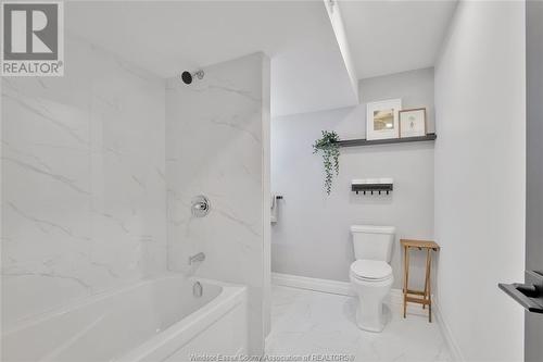 399 Brunmar, Lakeshore, ON - Indoor Photo Showing Bathroom