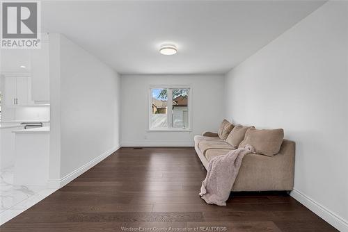 2850 Mangin Crescent, Windsor, ON - Indoor Photo Showing Living Room