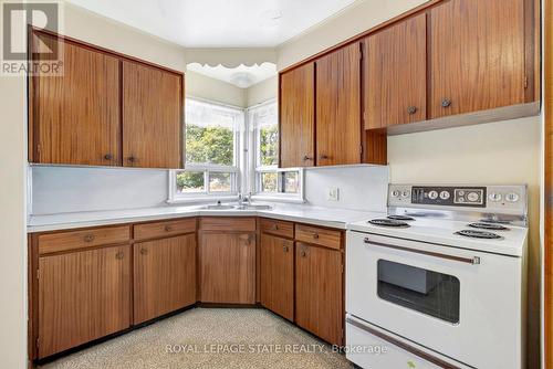 812 Tenth Avenue, Hamilton, ON - Indoor Photo Showing Kitchen