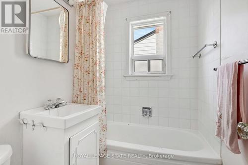 812 Tenth Avenue, Hamilton, ON - Indoor Photo Showing Bathroom