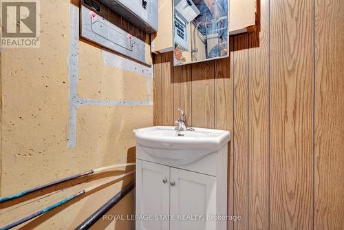 812 Tenth Avenue, Hamilton, ON - Indoor Photo Showing Bathroom