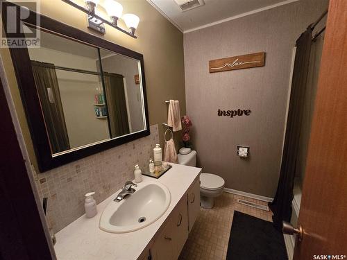 105 Howell Avenue, Saskatoon, SK - Indoor Photo Showing Bathroom