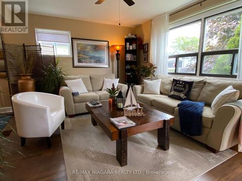 133 Lavinia Street, Fort Erie, ON - Indoor Photo Showing Living Room