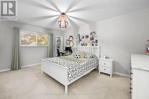 4364 Palisades Lane, Mississauga, ON - Indoor Photo Showing Bedroom