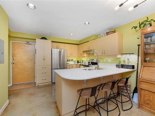 105-90 Regatta Landing, Victoria, BC - Indoor Photo Showing Kitchen