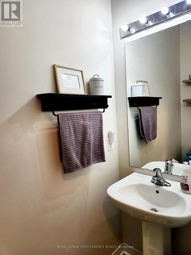 140 Mount Crescent, Essa, ON - Indoor Photo Showing Bathroom