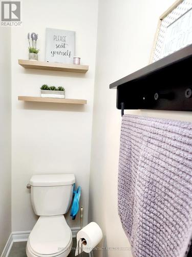 140 Mount Crescent, Essa, ON - Indoor Photo Showing Bathroom