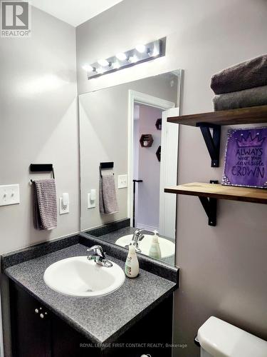 140 Mount Crescent, Essa, ON - Indoor Photo Showing Bathroom