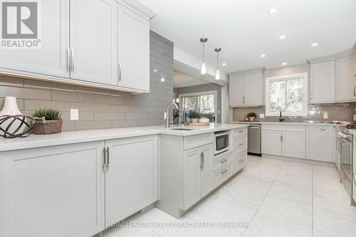 224 Livingstone Street W, Barrie, ON - Indoor Photo Showing Kitchen With Upgraded Kitchen