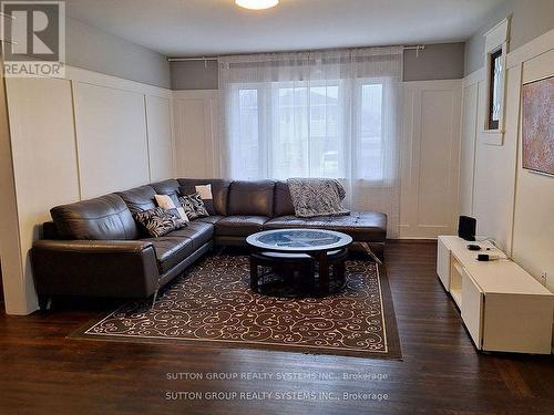 4627 Simcoe Street, Niagara Falls, ON - Indoor Photo Showing Living Room