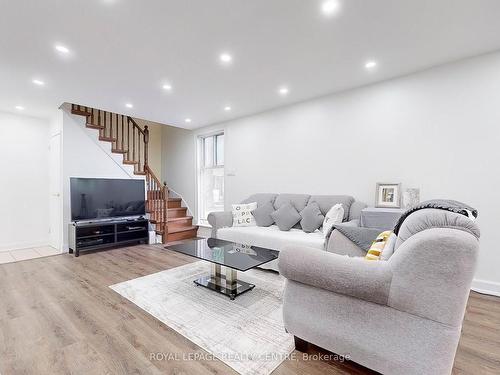 127-2095 Roche Crt, Mississauga, ON - Indoor Photo Showing Living Room