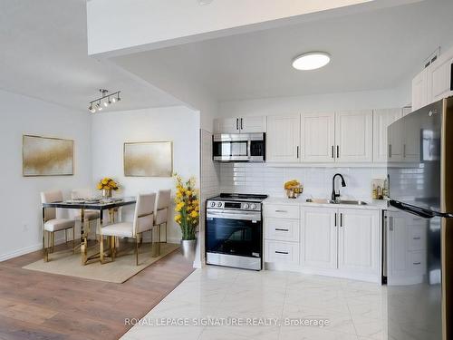 2605-380 Dixon Rd, Toronto, ON - Indoor Photo Showing Kitchen