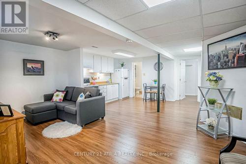 119 Halfmoon Square, Toronto, ON - Indoor Photo Showing Living Room