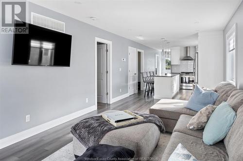 1618 Jefferson, Windsor, ON - Indoor Photo Showing Living Room