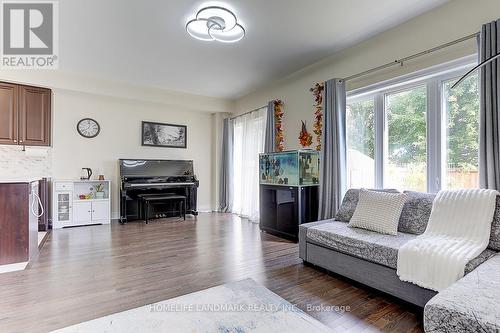 166 Sutherland Avenue, Bradford West Gwillimbury, ON - Indoor Photo Showing Living Room