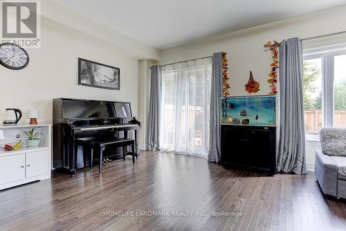 166 Sutherland Avenue, Bradford West Gwillimbury, ON - Indoor Photo Showing Living Room