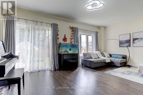 166 Sutherland Avenue, Bradford West Gwillimbury, ON - Indoor Photo Showing Living Room