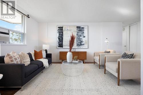 507 - 541 Blackthorn Avenue, Toronto, ON - Indoor Photo Showing Living Room