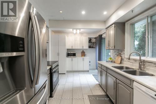 371 Tallwood Drive, Orillia, ON - Indoor Photo Showing Kitchen With Double Sink With Upgraded Kitchen