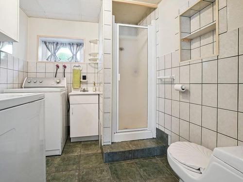 Bathroom - 5330 Rue Berthier, Longueuil (Saint-Hubert), QC - Indoor Photo Showing Laundry Room