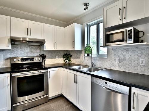 Cuisine - 7049 Rue Therrien, Longueuil (Saint-Hubert), QC - Indoor Photo Showing Kitchen With Double Sink With Upgraded Kitchen