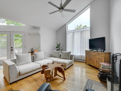 Salon - 189  - 191 305E Avenue, Saint-Hippolyte, QC - Indoor Photo Showing Living Room