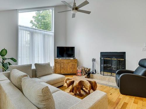 Salon - 189  - 191 305E Avenue, Saint-Hippolyte, QC - Indoor Photo Showing Living Room With Fireplace