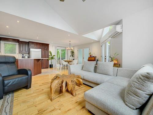 Vue d'ensemble - 189  - 191 305E Avenue, Saint-Hippolyte, QC - Indoor Photo Showing Living Room