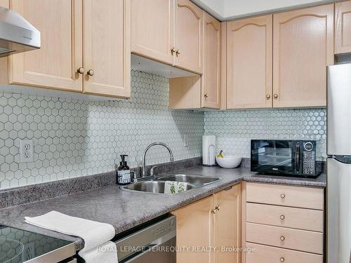 3971 Discovery Crt, Mississauga, ON - Indoor Photo Showing Kitchen With Double Sink