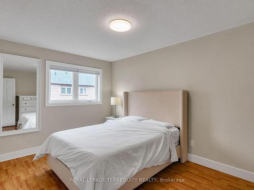 3971 Discovery Crt, Mississauga, ON - Indoor Photo Showing Bedroom