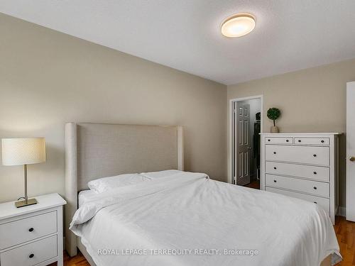 3971 Discovery Crt, Mississauga, ON - Indoor Photo Showing Bedroom