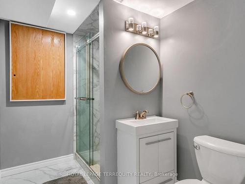 3971 Discovery Crt, Mississauga, ON - Indoor Photo Showing Bathroom