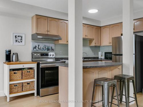 3971 Discovery Crt, Mississauga, ON - Indoor Photo Showing Kitchen