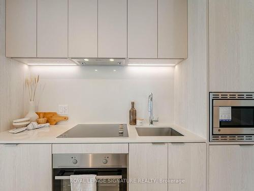 914-86 Dundas St E, Mississauga, ON - Indoor Photo Showing Kitchen With Double Sink