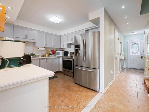 84 Carrie Cres, Brampton, ON - Indoor Photo Showing Kitchen