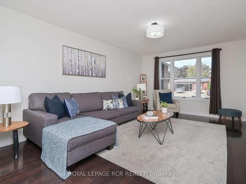 33 Riverside Dr, Mono, ON - Indoor Photo Showing Living Room