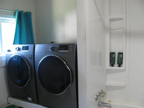 153 Hwy 584, Nakina, ON - Indoor Photo Showing Laundry Room